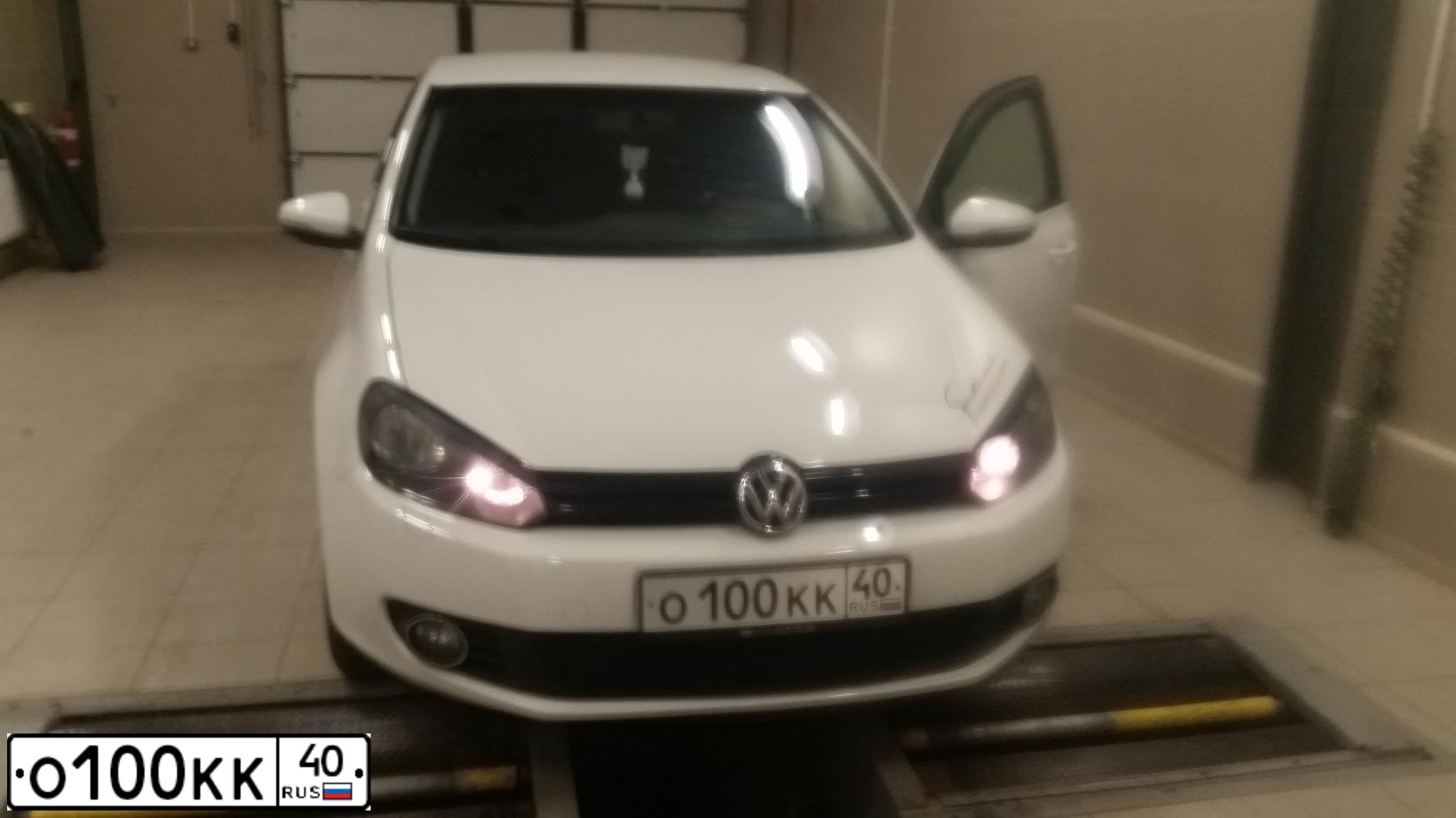 Фото автомобиля VOLKSWAGEN GOLF, 2011 — госномер О100КК40. Цвет: Белый