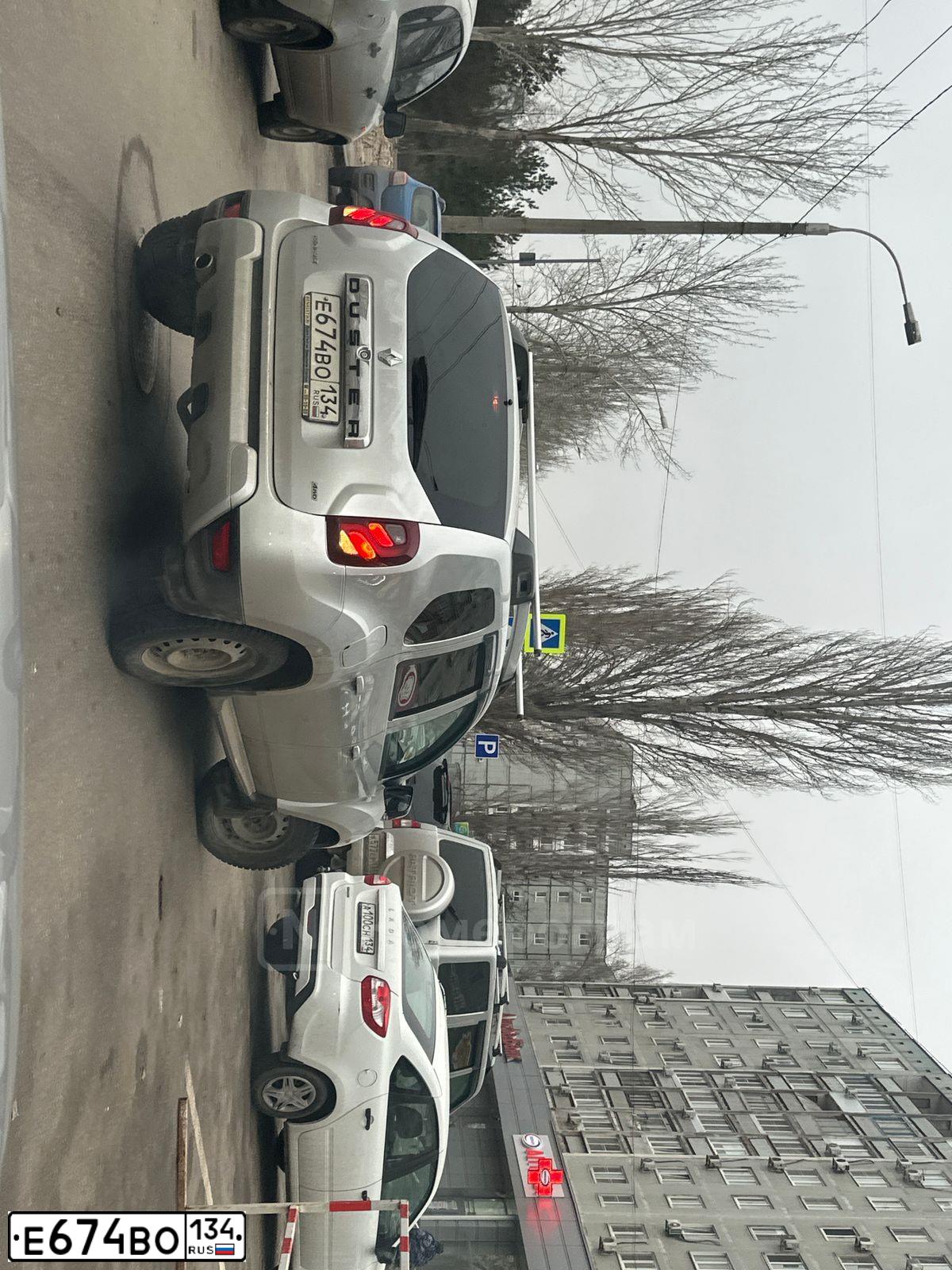 Фото автомобиля RENAULT DUSTER, 2017 — госномер Е674ВО134. Цвет: СВЕТЛО-СЕРЫЙ