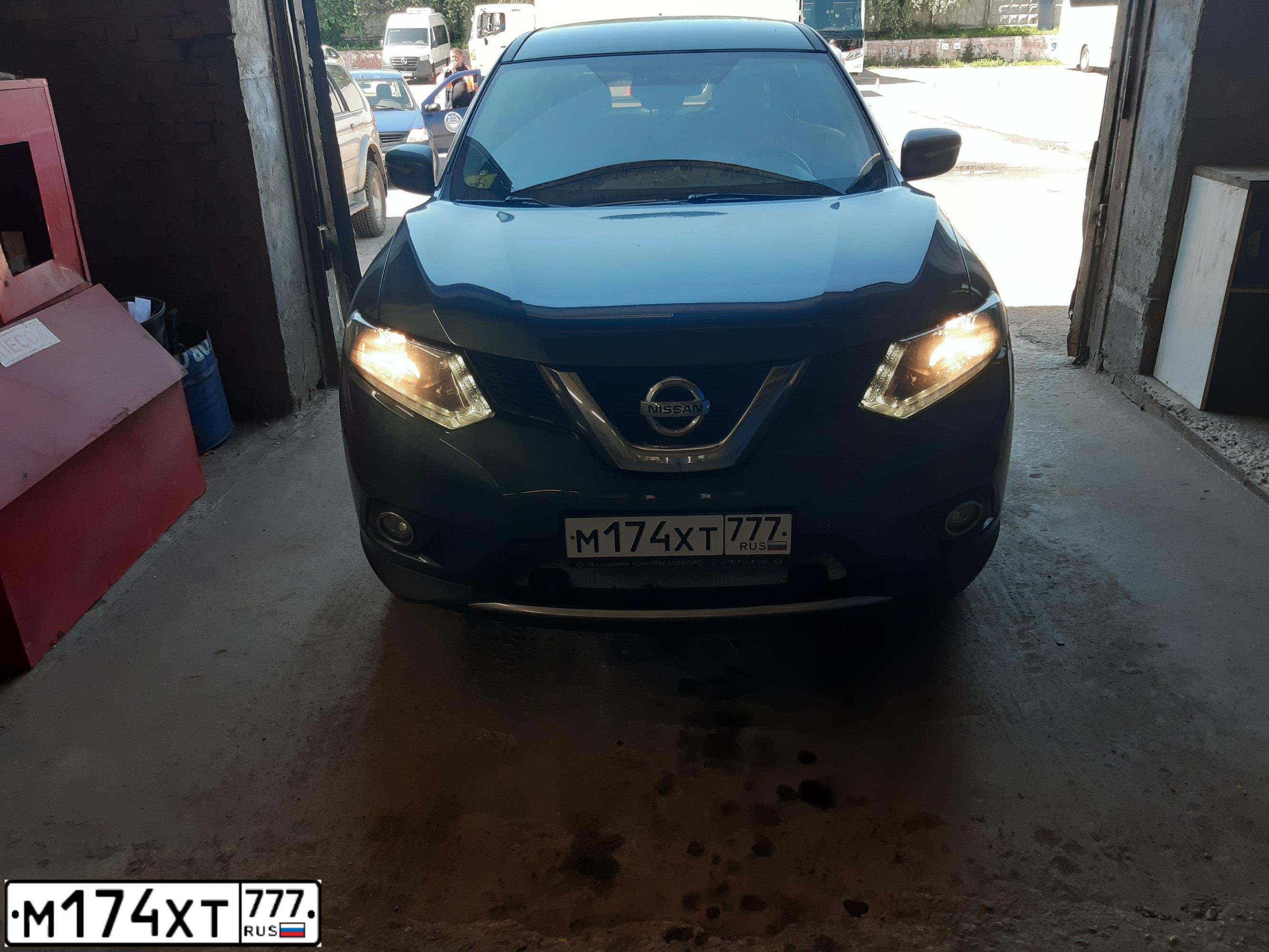 Фото автомобиля NISSAN X-TRAIL, 2017 — госномер М174ХТ777. Цвет: Темно-синий