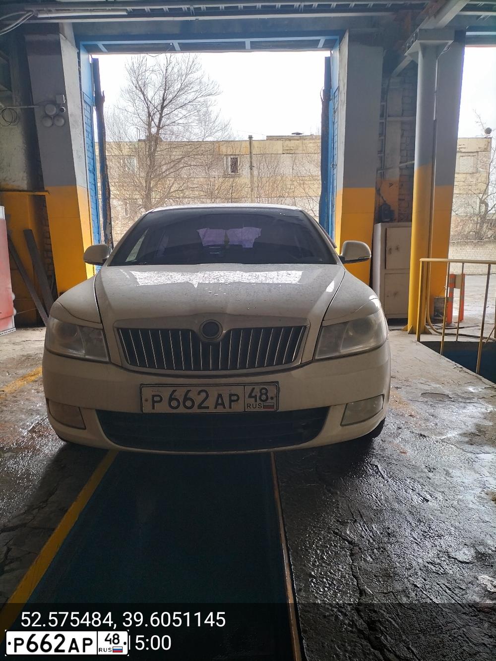 Фото автомобиля SKODA OCTAVIA, 2010 — госномер Р662АР48. Цвет: Белый