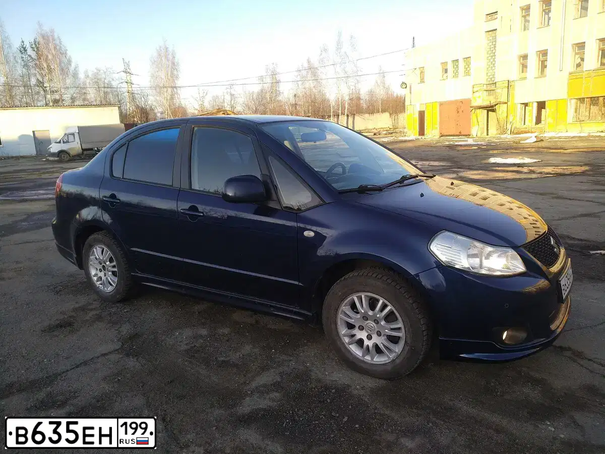 Фото автомобиля SUZUKI SX 4, 2007 — госномер В635ЕН199. Цвет: синий