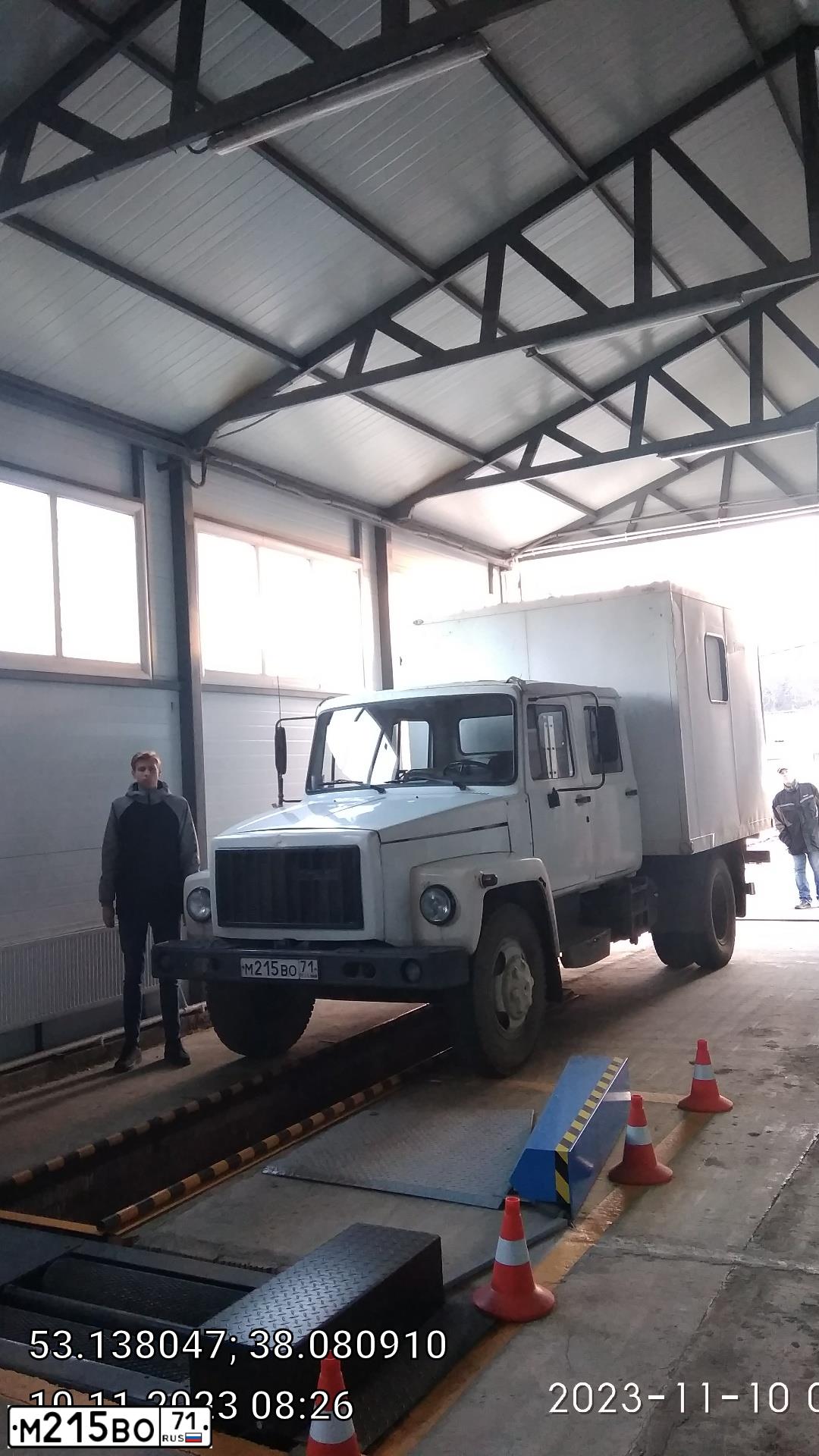 Фото автомобиля GAZ 3307, 2010 — госномер М215ВО71. Цвет: БЕЛЫЙ