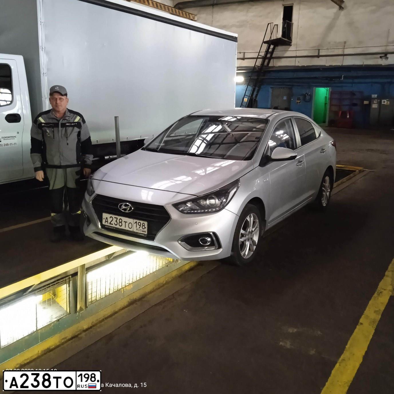 Фото автомобиля HYUNDAI SOLARIS, 2018 — госномер Е889РО147. Цвет: Серебристый