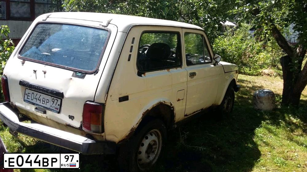 Фото автомобиля LADA 2121 NIVA, 1996 — госномер У873ОМ77. Цвет: Белый