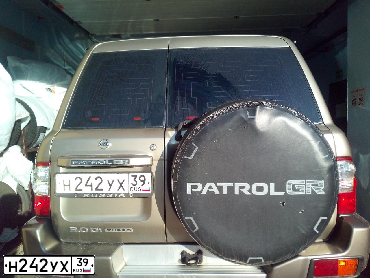 Фото автомобиля NISSAN PATROL, 2004 — госномер К488КМ977. Цвет: СЕРО-ЗЕЛЕНЫЙ