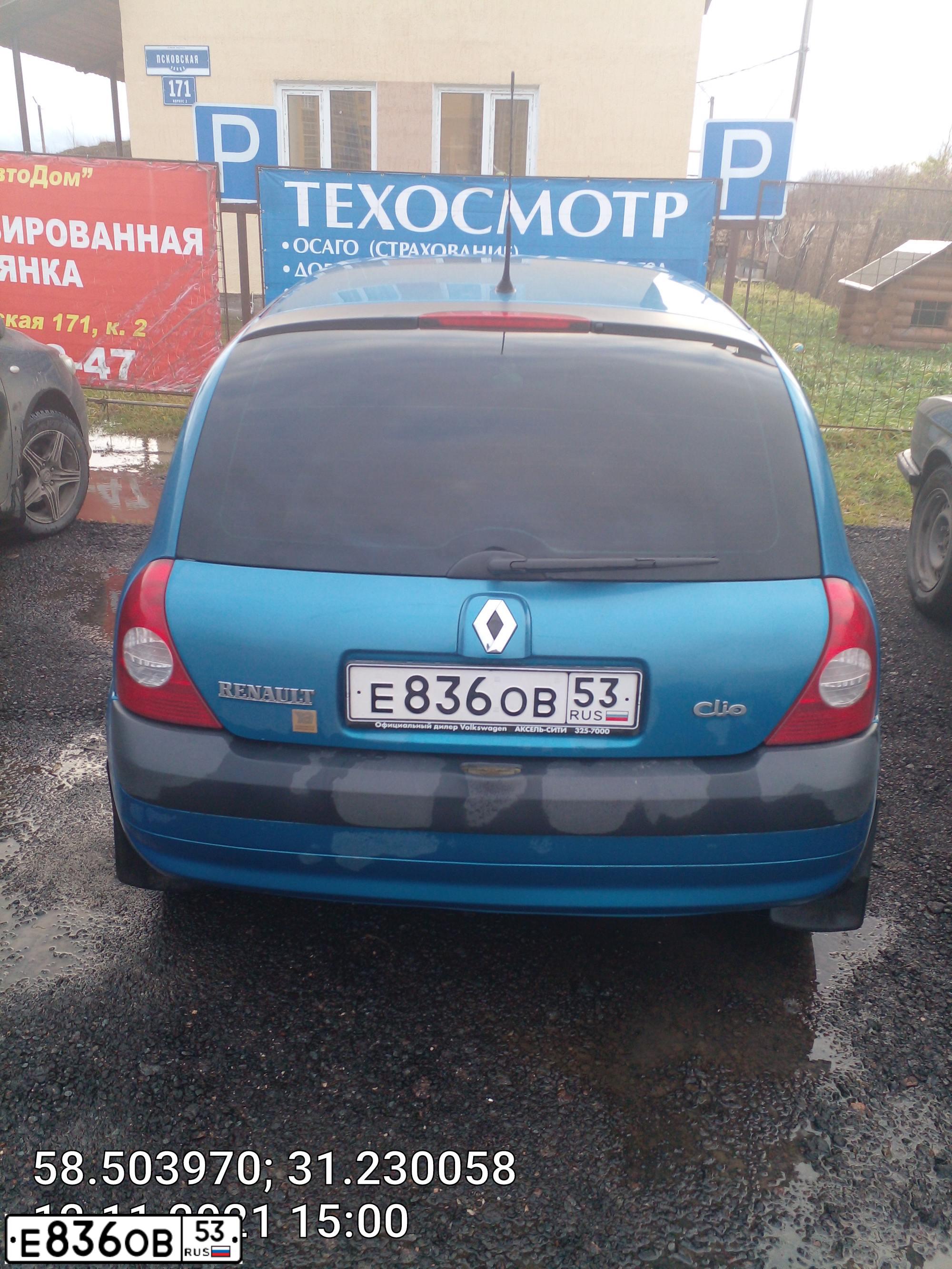 Фото автомобиля RENAULT CLIO, 2003 — госномер Р883ЕВ178. Цвет: голубой