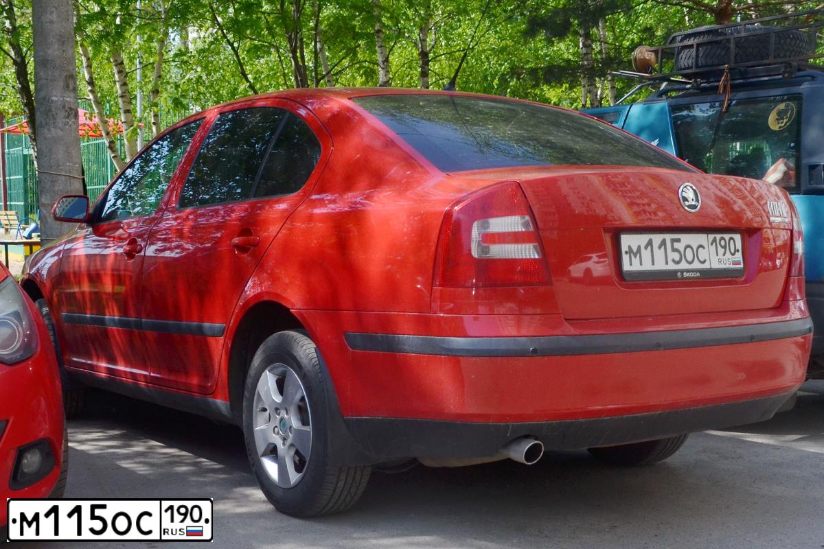 Фото автомобиля SKODA OCTAVIA, 2008 — госномер М115ОС190. Цвет: Красный