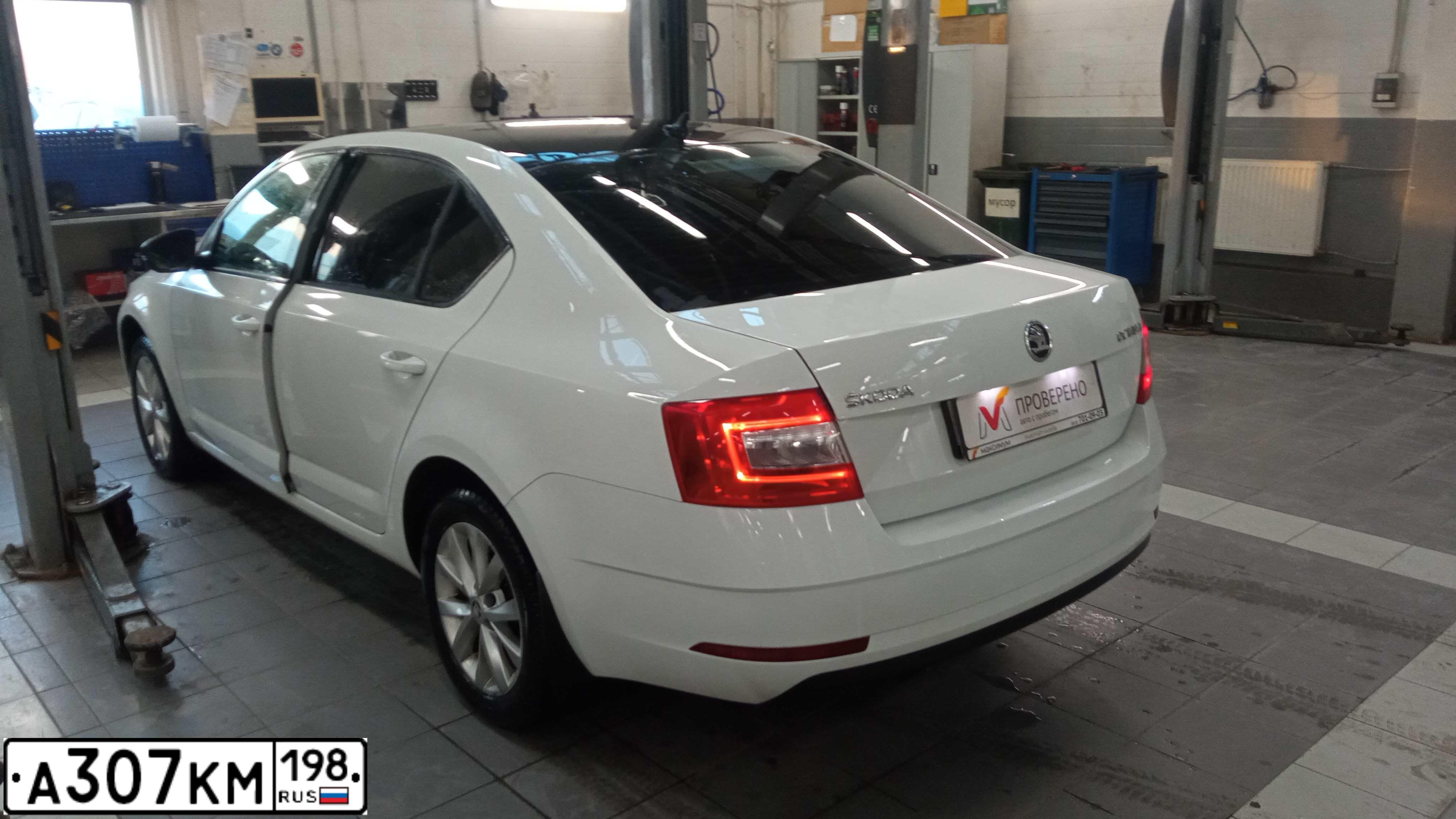 Фото автомобиля SKODA OCTAVIA, 2018 — госномер А307КМ198. Цвет: БЕЛЫЙ