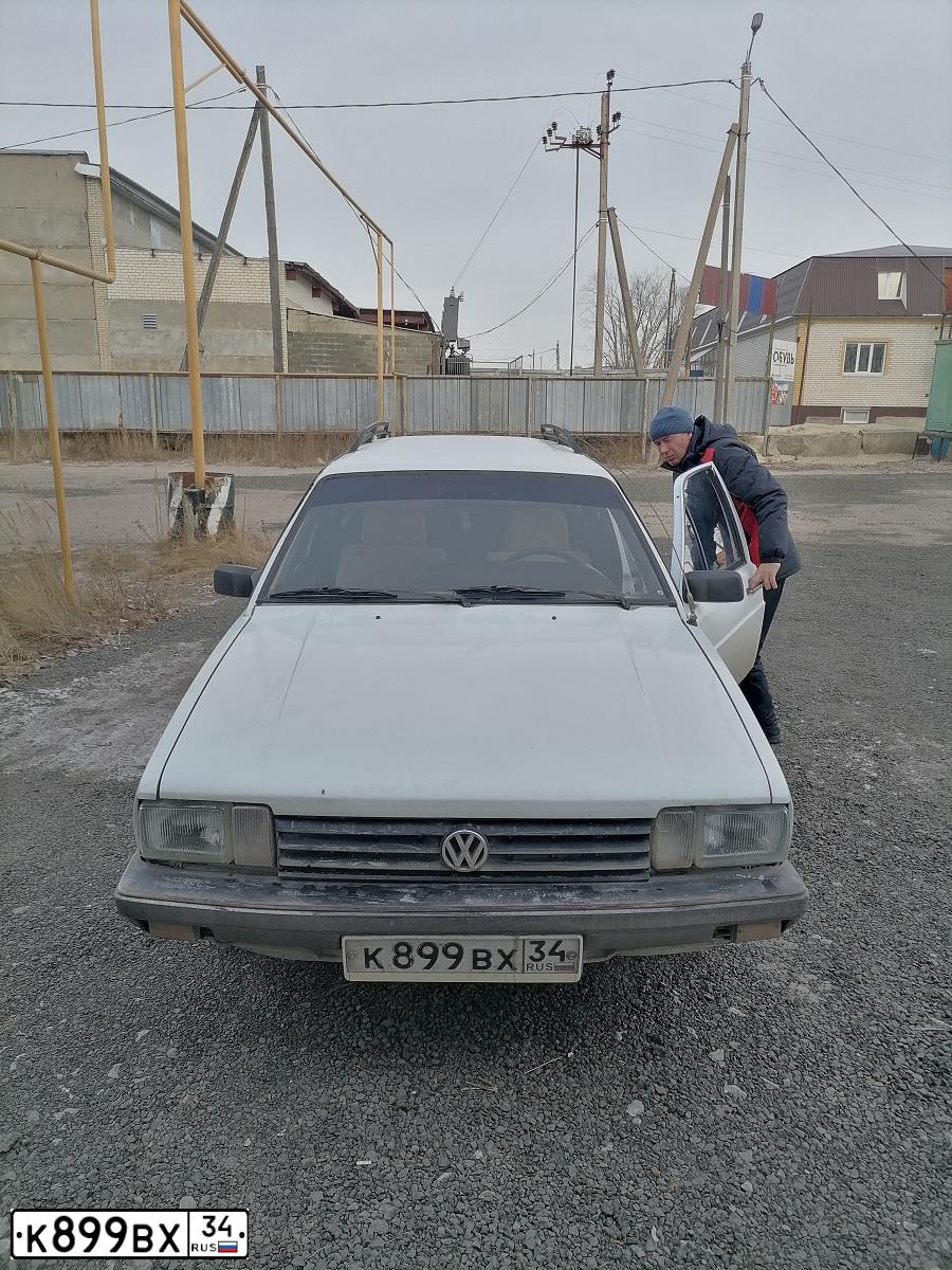 Фото автомобиля VOLKSWAGEN PASSAT, 1986 — госномер К899ВХ34. Цвет: Белый