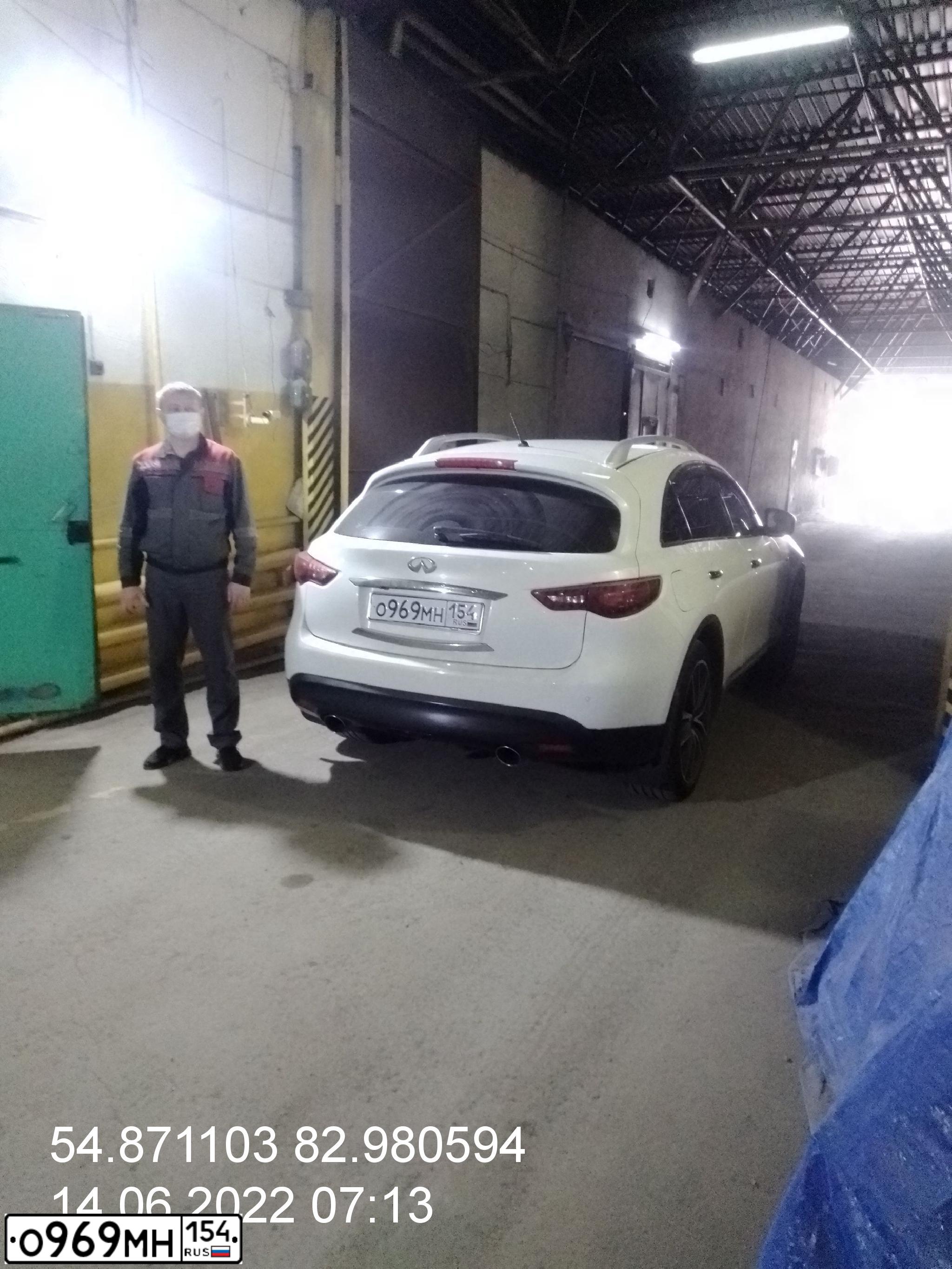 Фото автомобиля INFINITI QX70 /FX/, 2012 — госномер В154РН154. Цвет: Белый