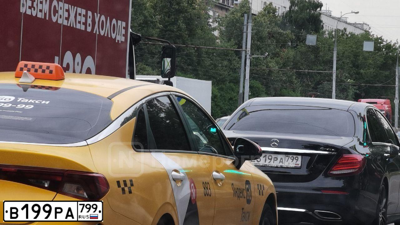 Фото автомобиля MAZDA A 3, 2013 — госномер Е146МВ156. Цвет: Белый