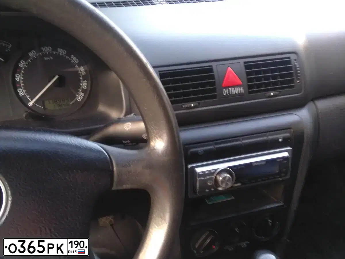Фото автомобиля SKODA OCTAVIA, 2006 — госномер Х500ОА190. Цвет: ЧЕРНЫЙ