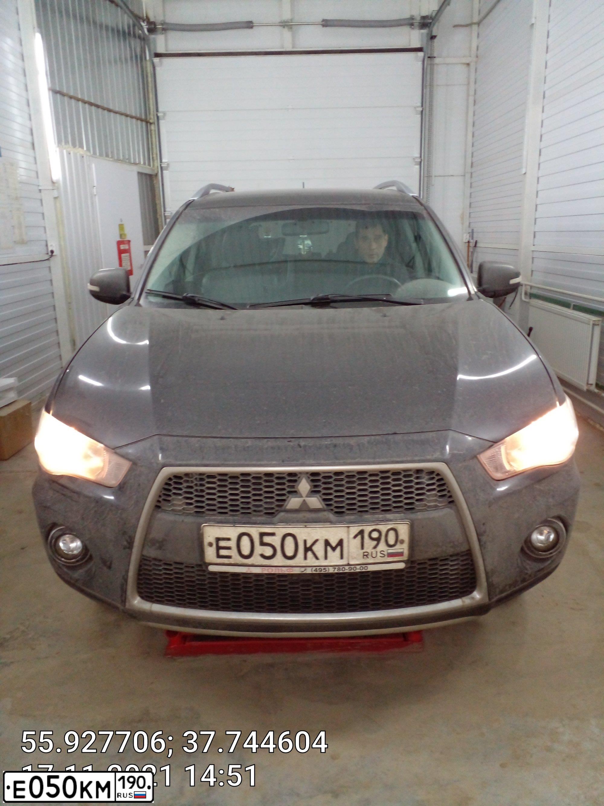 Фото автомобиля MITSUBISHI OUTLANDER, 2010 — госномер Е050КМ190. Цвет: ЧЕРНЫЙ