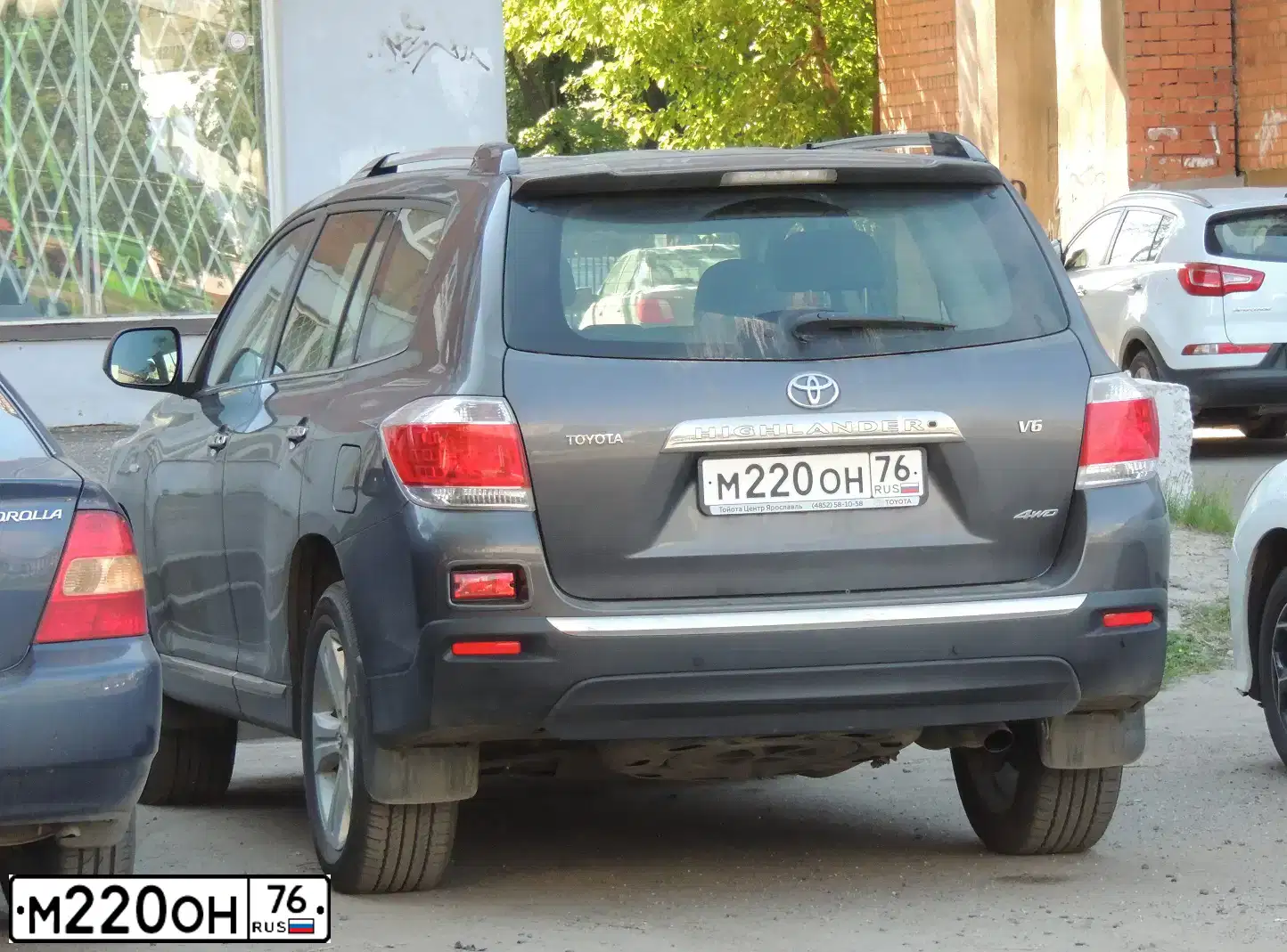 Фото автомобиля TOYOTA HIGHLANDER, 2012 — госномер М220ОН76. Цвет: СЕРЫЙ