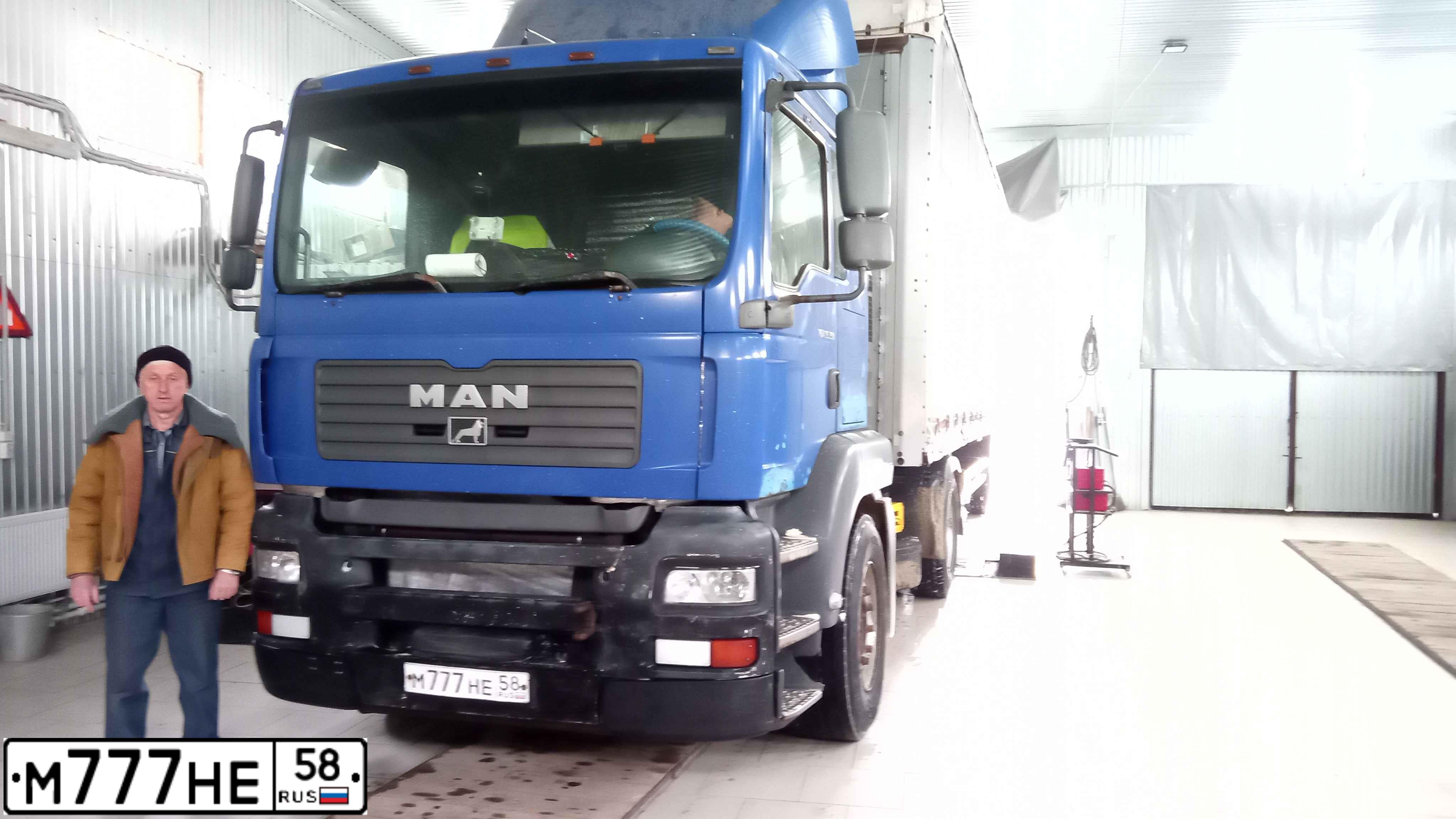 Фото автомобиля MAN N TGA 19.XXX 4X2, 2008 — госномер М777НЕ58. Цвет: синий