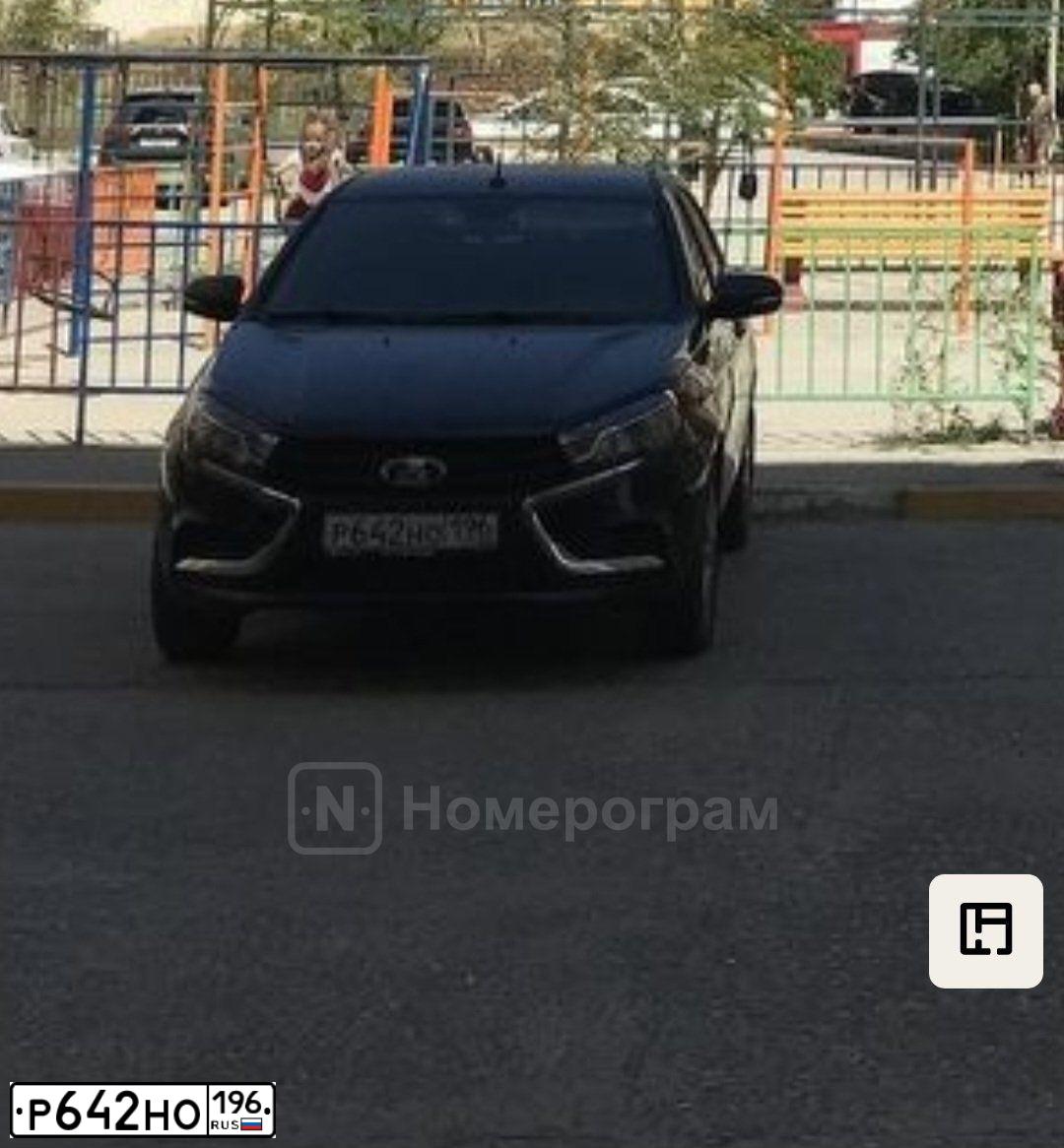 Фото автомобиля LADA VESTA GFL110, 2021 — госномер Р642НО196. Цвет: ЧЕРНЫЙ