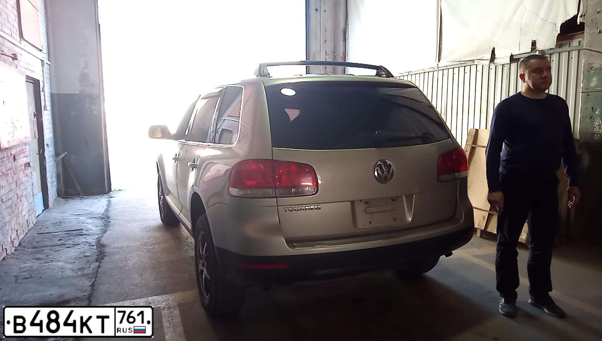 Фото автомобиля VOLKSWAGEN TOUAREG, 2003 — госномер Т425НА761. Цвет: БЕЖЕВЫЙ