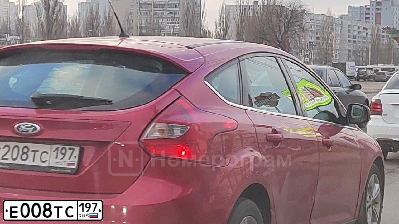 Фото автомобиля NISSAN NOTE, 2013 — госномер М050КА198. Цвет: СЕРЫЙ