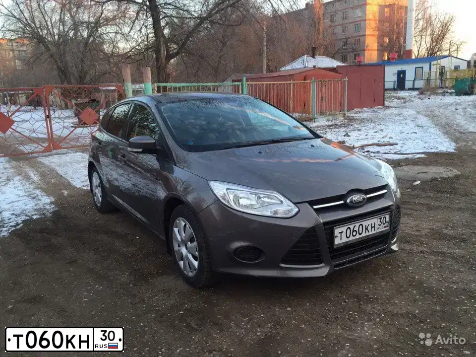 Фото автомобиля FORD FOCUS, 2011 — госномер Т060КН30. Цвет: СЕРО-КОРИЧНЕВЫЙ