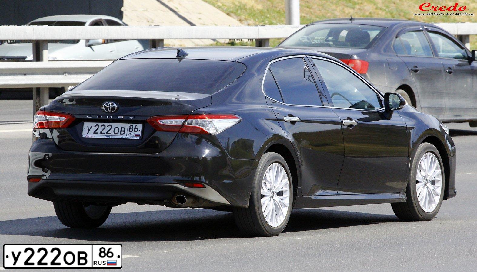 Фото автомобиля TOYOTA CAMRY, 2020 — госномер М772ЕС186. Цвет: ЧЕРНЫЙ