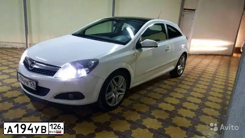 Фото автомобиля OPEL ASTRA, 2007 — госномер Е333АЕ26. Цвет: БЕЛЫЙ