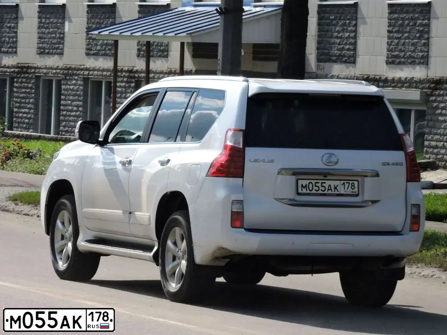 Фото автомобиля LEXUS GX, 2011 — госномер М055АК178. Цвет: ПЕРЛАМУТРОВО-БЕЛЫЙ