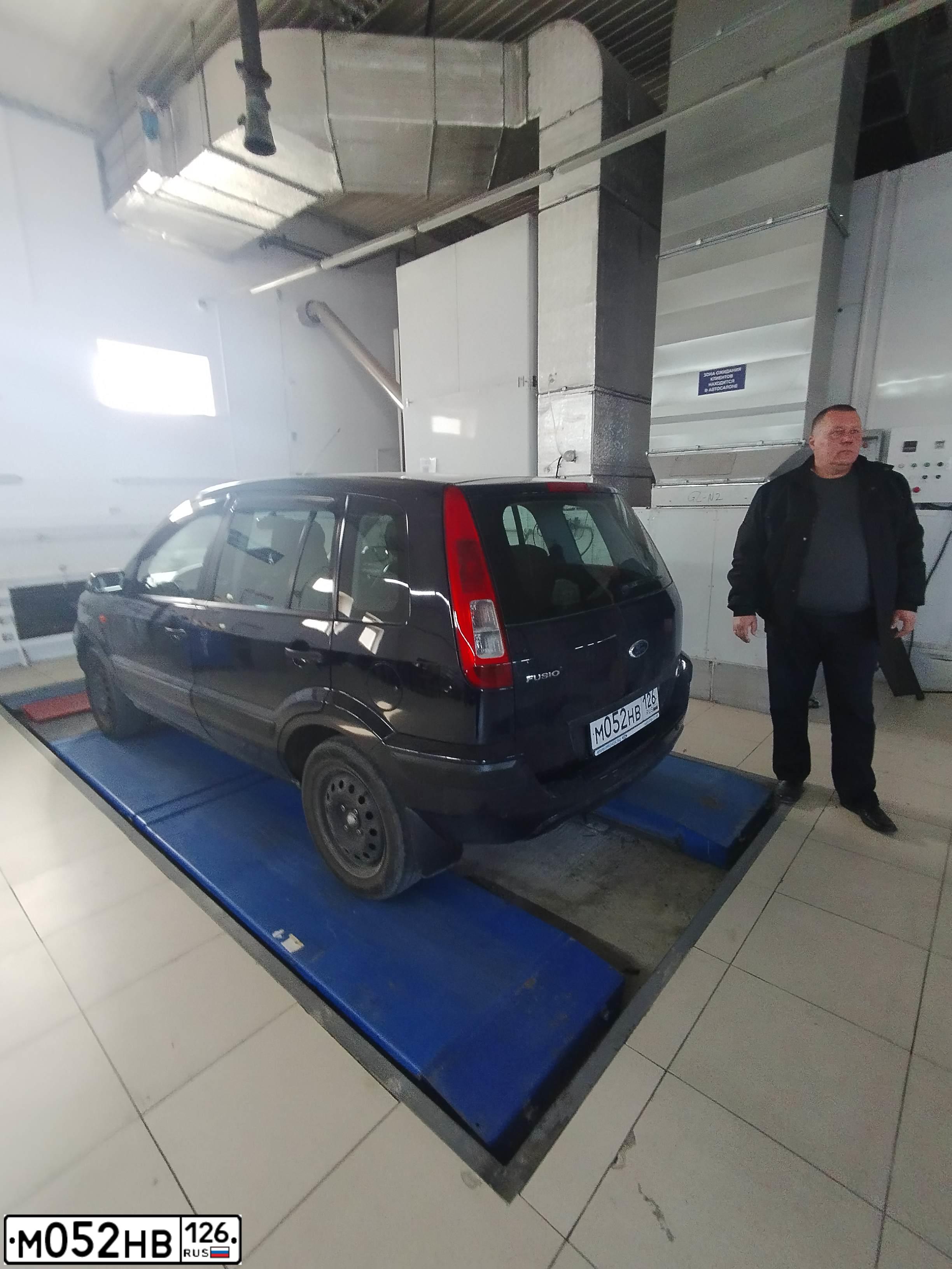 Фото автомобиля FORD FUSION, 2007 — госномер В907КХ126. Цвет: синий