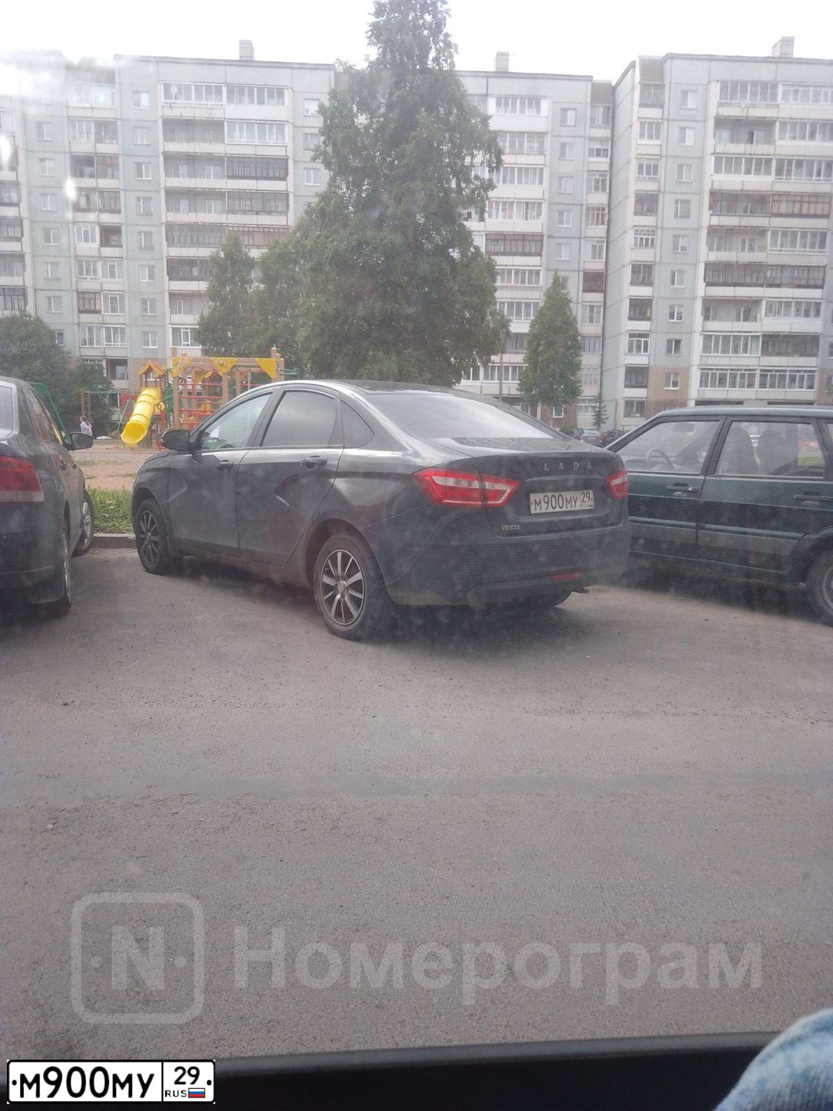 Фото автомобиля LADA VESTA, 2017 — госномер М900МУ29. Цвет: ЧЕРНЫЙ