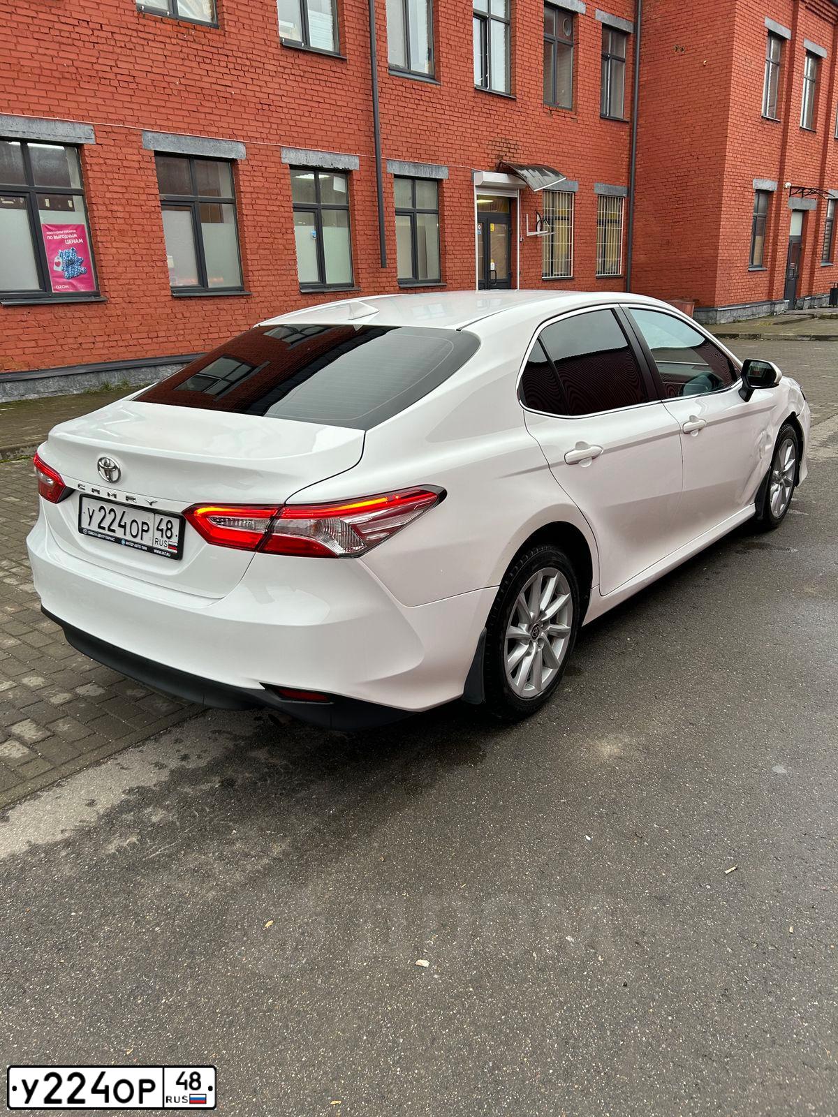 Фото автомобиля TOYOTA CAMRY, 2021 — госномер В025МК01. Цвет: Белый