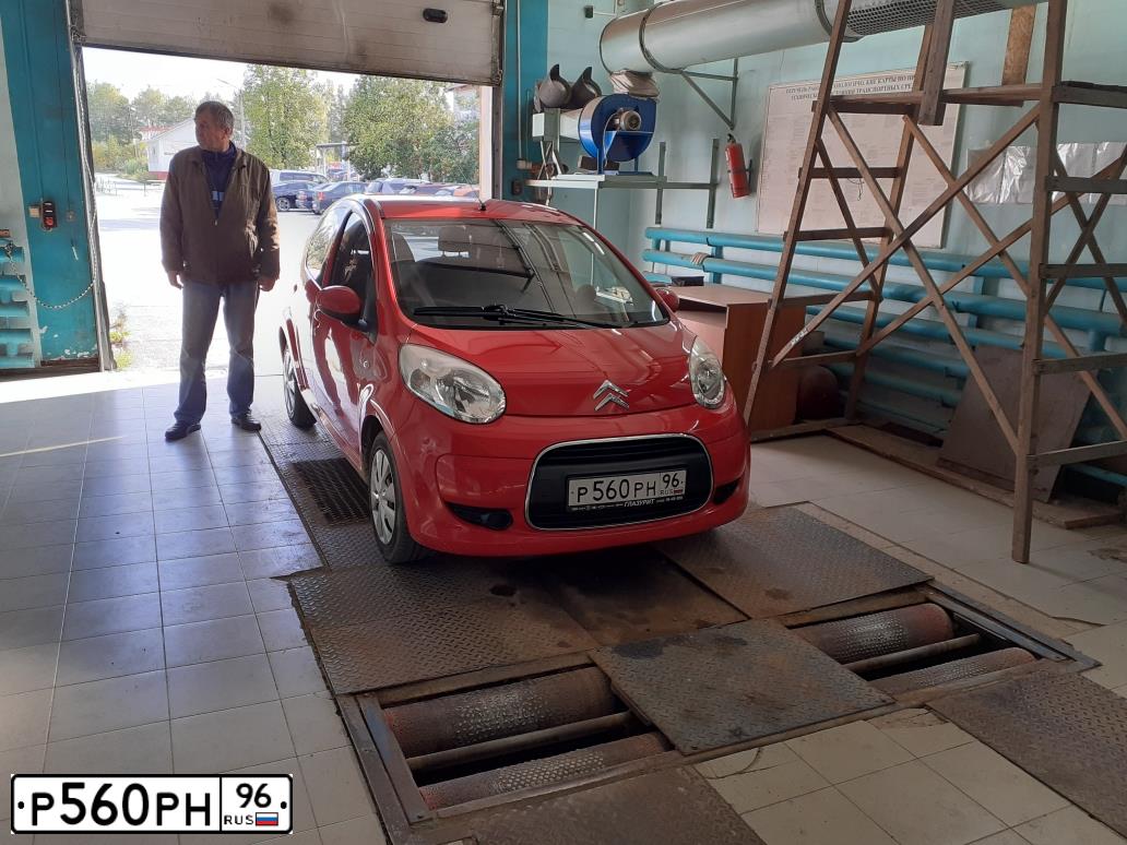 Фото автомобиля CITROEN C1, 2010 — госномер Р560РН96. Цвет: КРАСНЫЙ