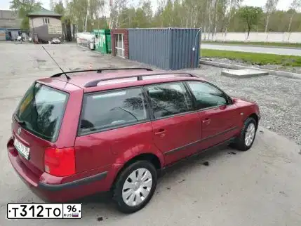 Фото автомобиля VOLKSWAGEN PASSAT, 1998 — госномер Т312ТО96. Цвет: Т.КРАСНЫЙ