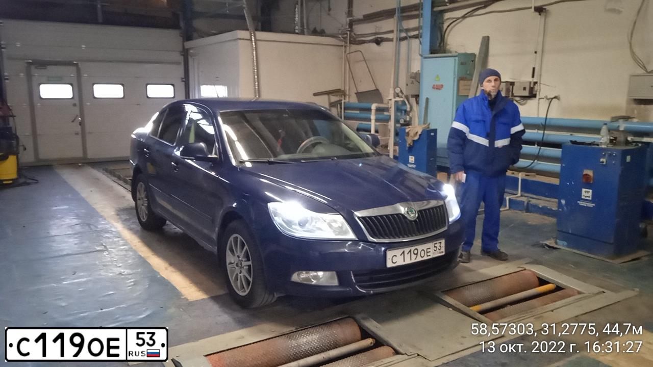Фото автомобиля SKODA OCTAVIA, 2012 — госномер С119ОЕ53. Цвет: Темно-синий