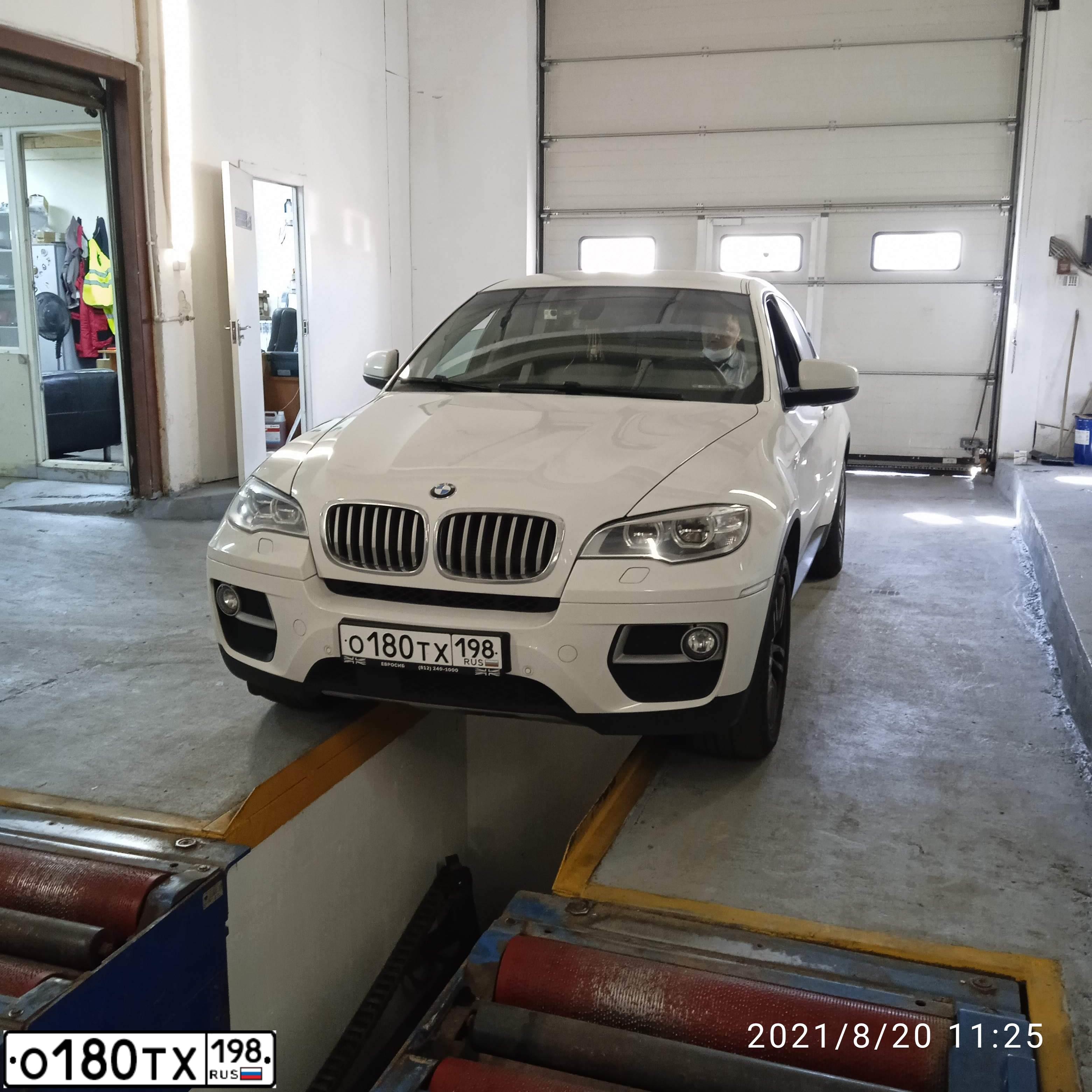 Фото автомобиля BMW X6, 2013 — госномер С308ММ178. Цвет: Белый