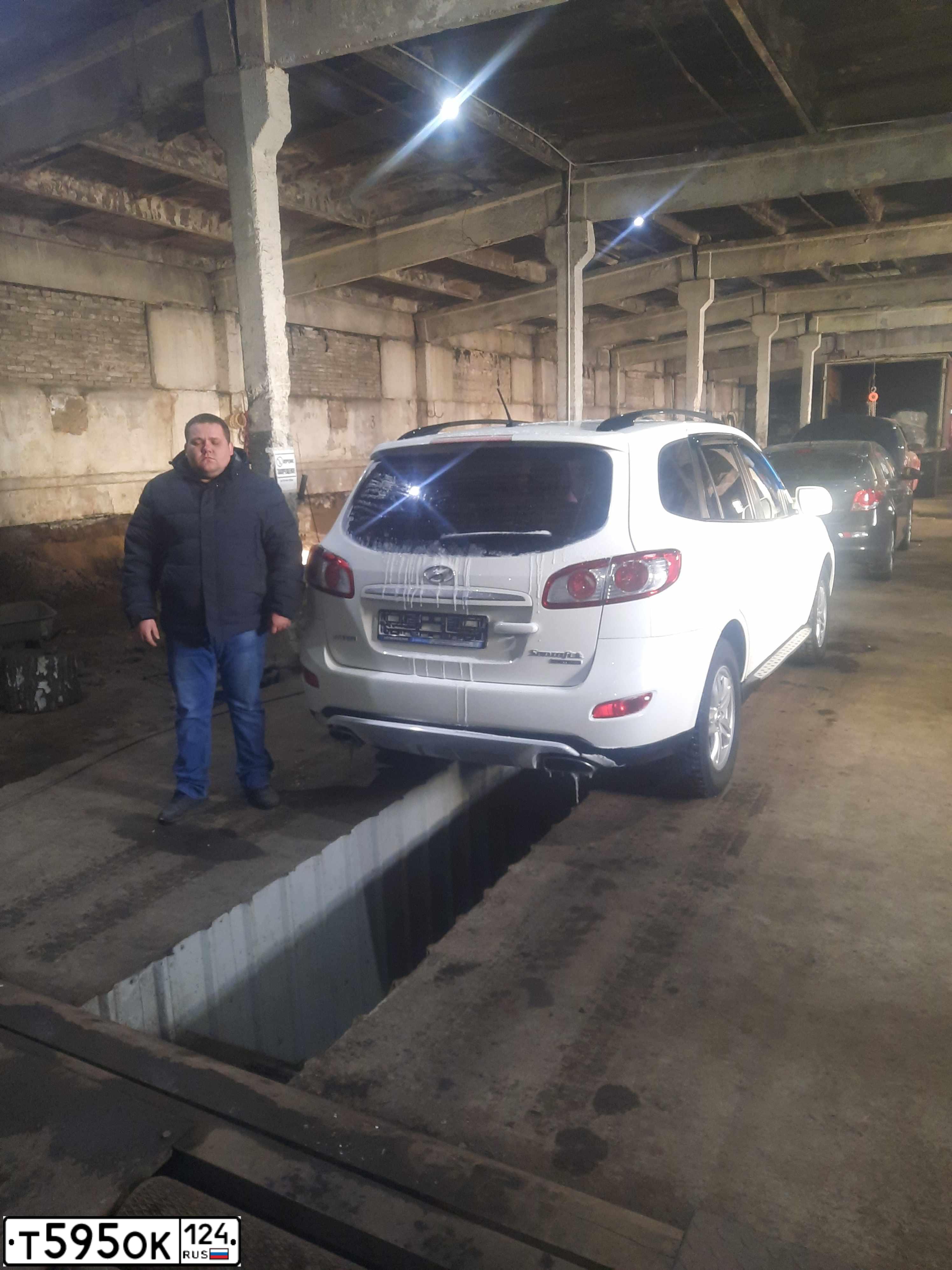 Фото автомобиля HYUNDAI SANTA FE, 2011 — госномер Т595ОК124. Цвет: Белый