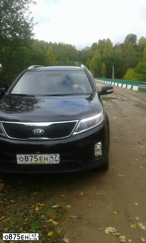 Фото автомобиля KIA SORENTO, 2014 — госномер О875ЕН47. Цвет: ЧЕРНЫЙ