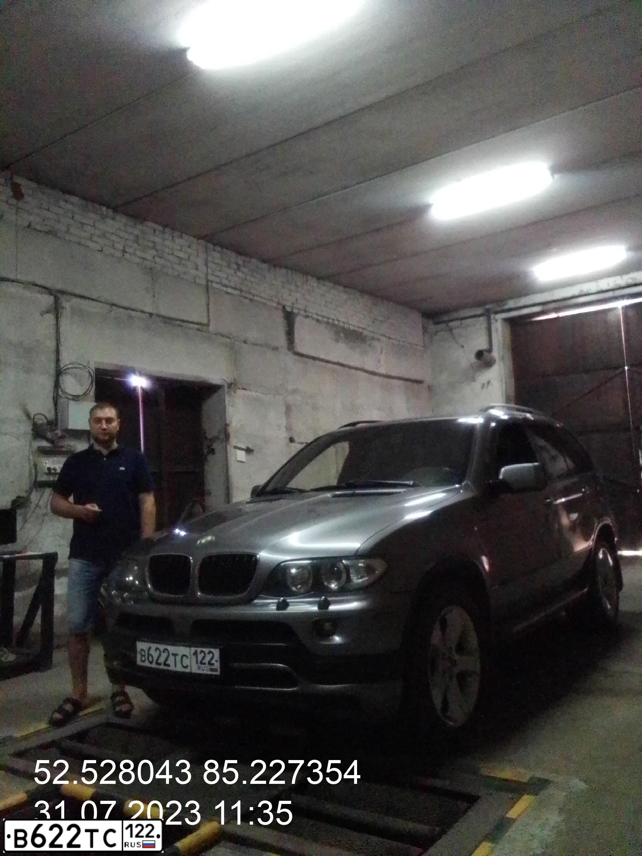 Фото автомобиля БМВ X5, 2004 — госномер В415ХТ122. Цвет: БЕЛЫЙ СЕРЫЙ