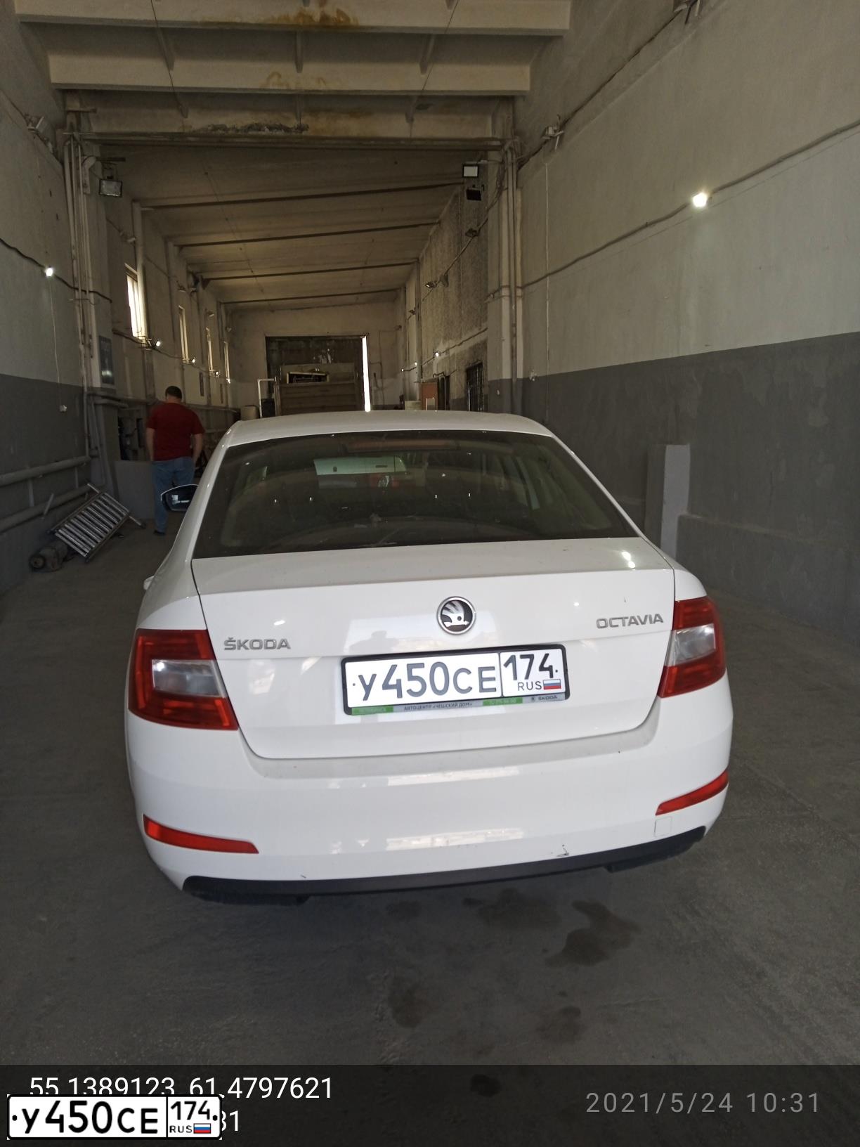Фото автомобиля SKODA OCTAVIA, 2014 — госномер У450СЕ174. Цвет: БЕЛЫЙ