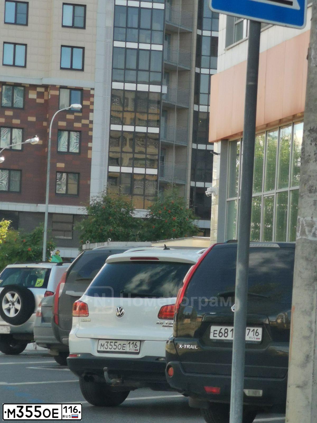 Фото автомобиля BMW SERIE 1, 2008 — госномер М355ОЕ116. Цвет: КРАСНЫЙ
