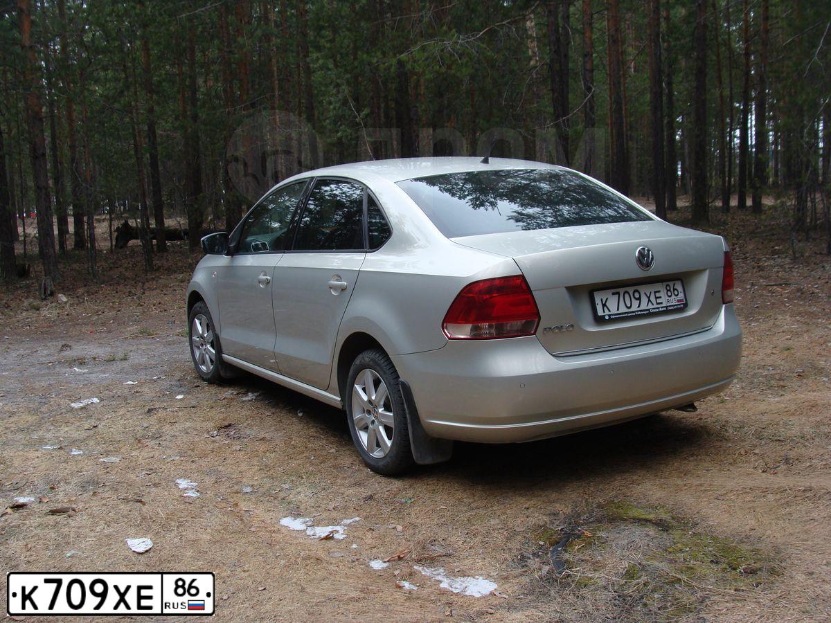 Фото автомобиля VOLKSWAGEN POLO, 2011 — госномер А941МХ702. Цвет: Серебристо-Желтый
