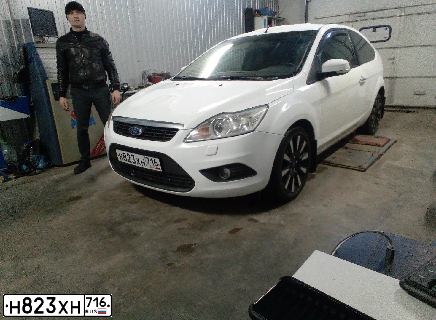 Фото автомобиля FORD FOCUS, 2009 — госномер Р047АО77. Цвет: Белый