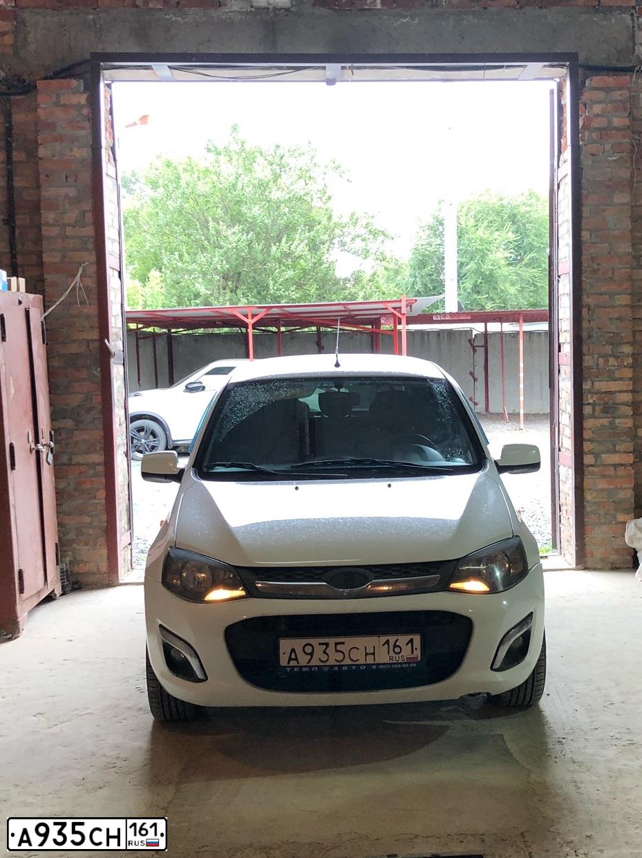 Фото автомобиля LADA 2192 KALINA, 2013 — госномер А935СН161. Цвет: Белый