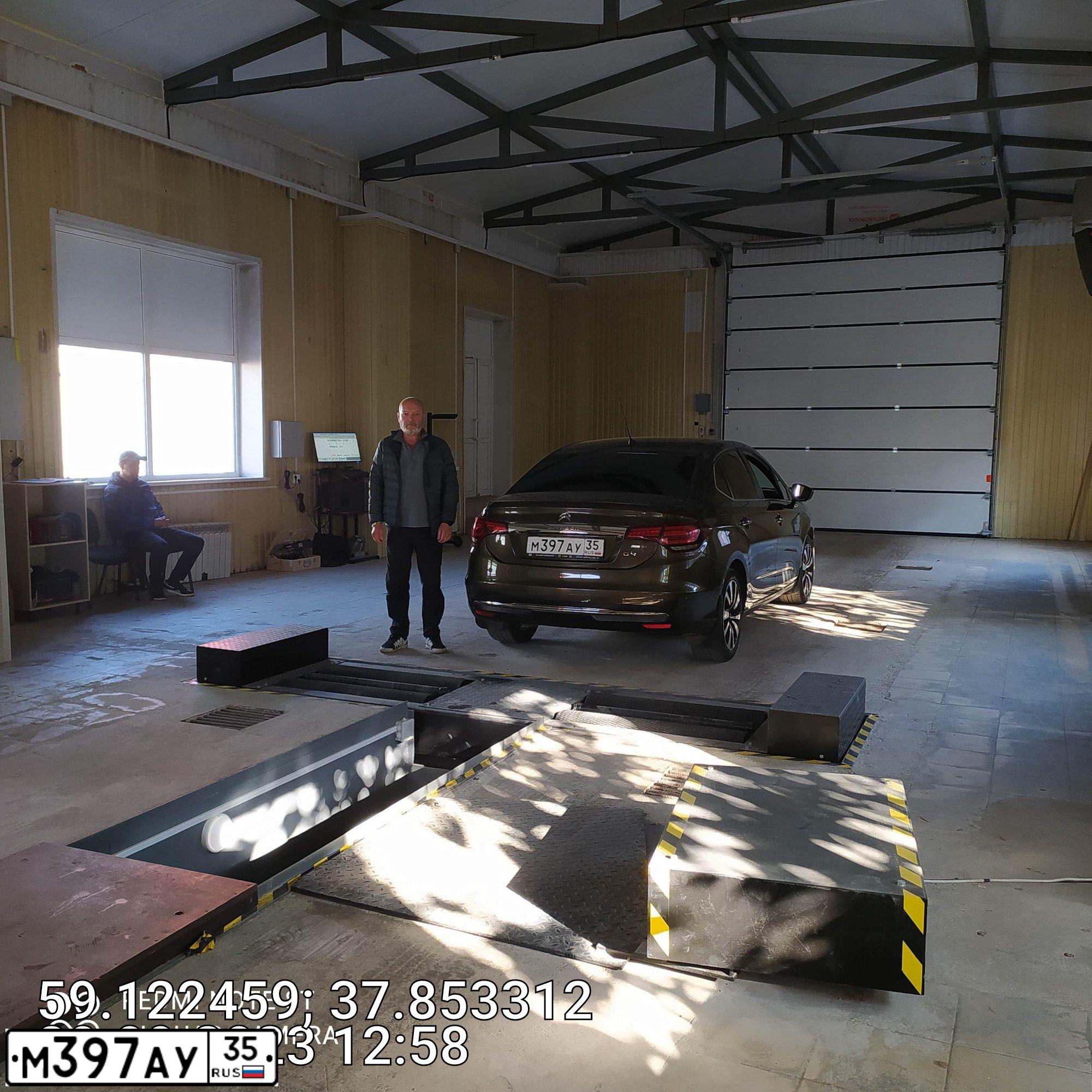 Фото автомобиля CITROEN C4, 2017 — госномер М397АУ35. Цвет: Коричневый
