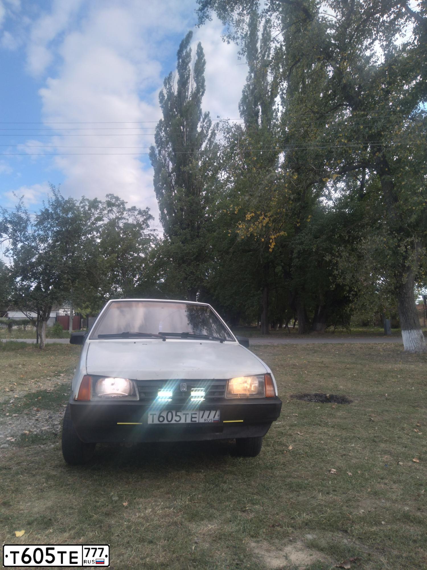 Фото автомобиля LADA 2109 SAMARA, 2000 — госномер Т605ТЕ777. Цвет: ЯРКО-БЕЛЫЙ