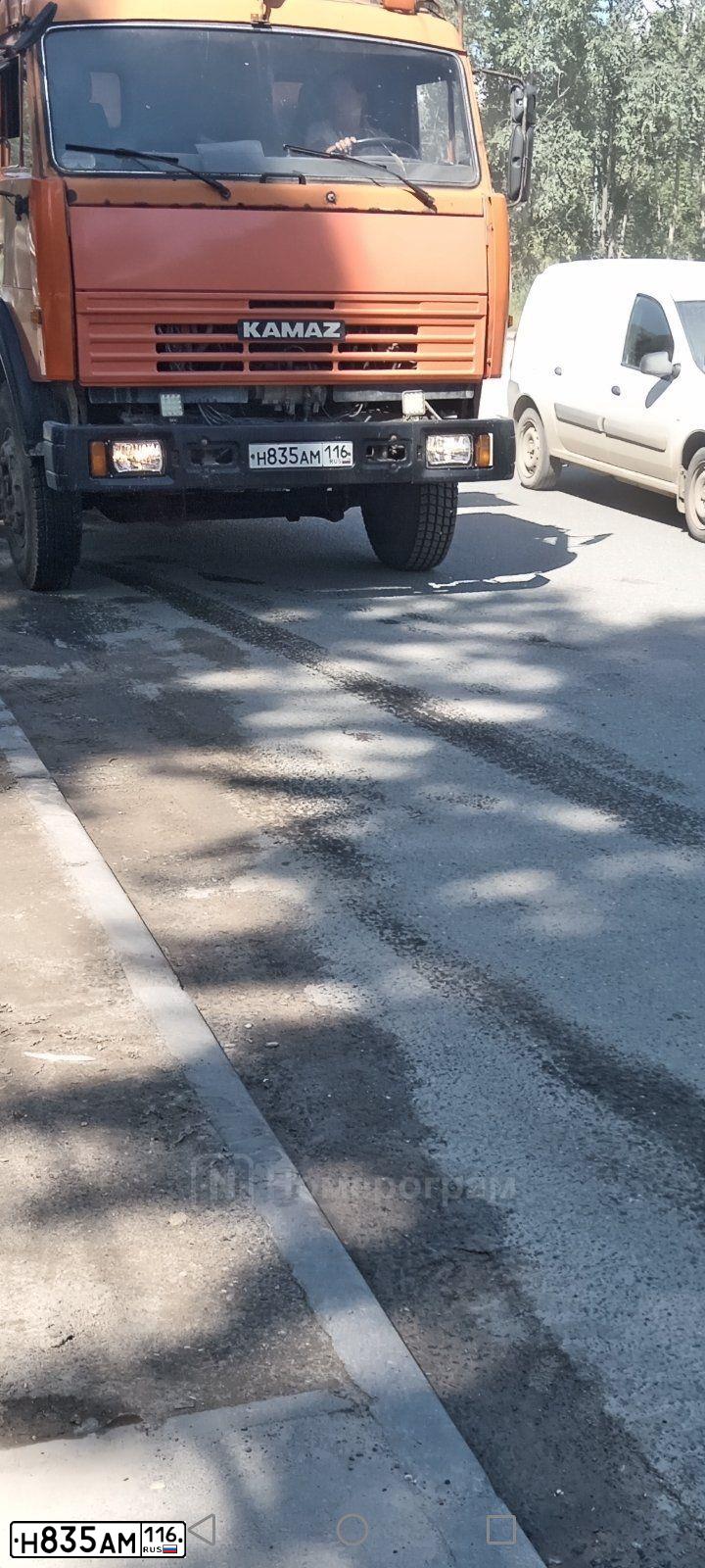 Фото автомобиля KAMAZ 65115 /6X4/, 2009 — госномер Н835АМ116. Цвет: ОРАНЖЕВЫЙ