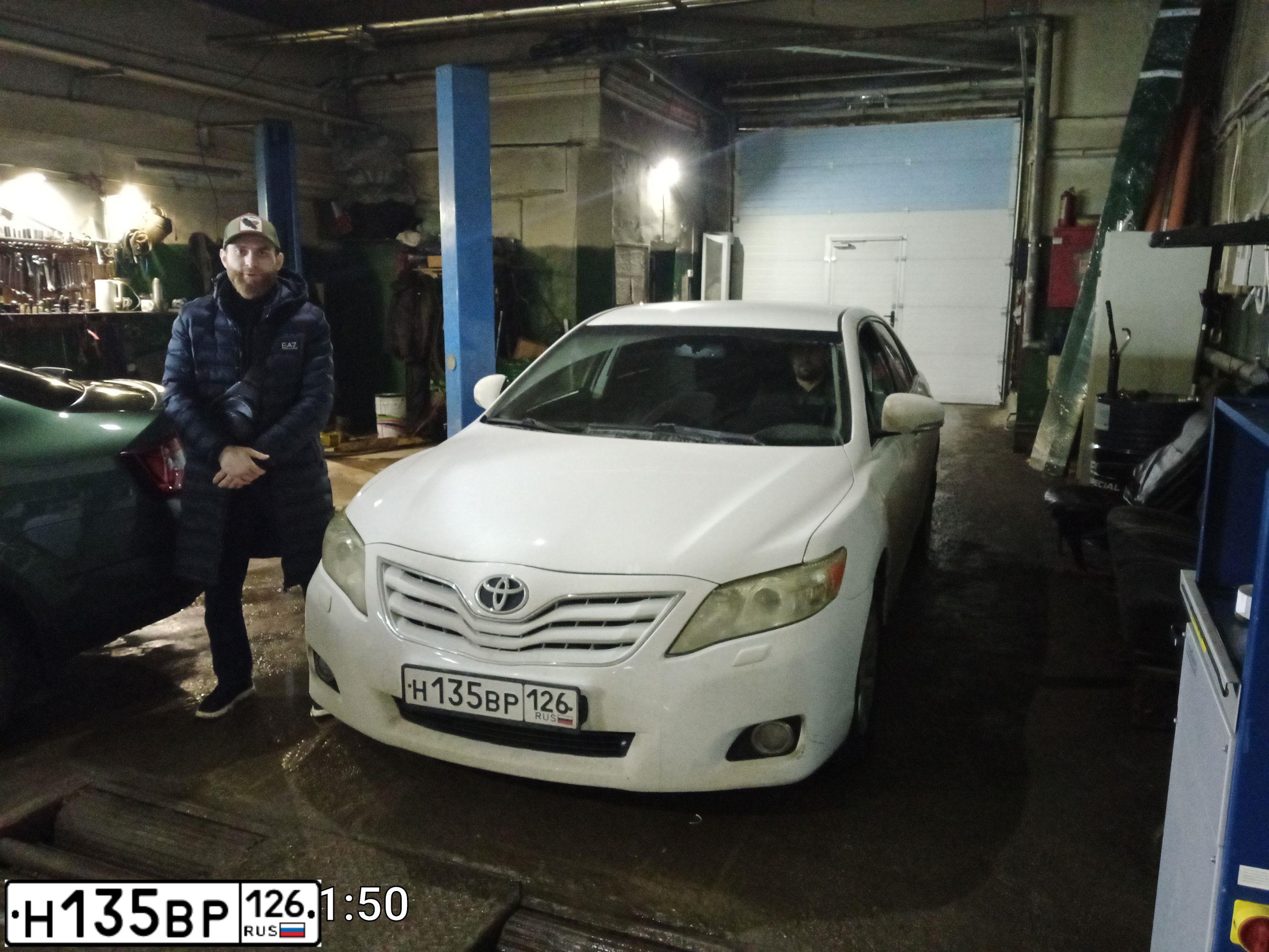 Фото автомобиля TOYOTA CAMRY, 2011 — госномер С735СК136. Цвет: Белый