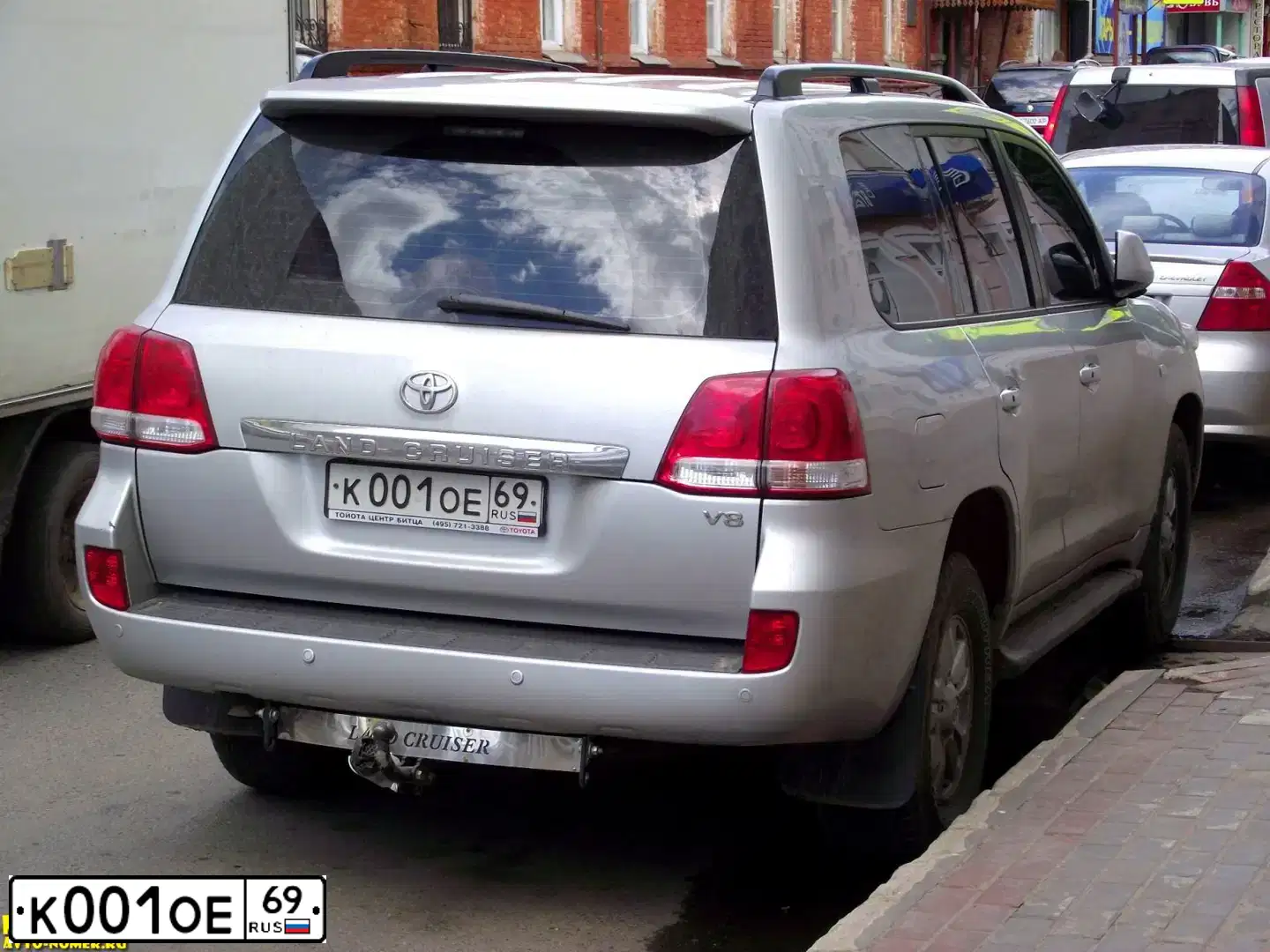 Фото автомобиля TOYOTA LANDCRUISER 200, 2007 — госномер К001ОЕ69. Цвет: СЕРЫЙ СВЕТЛЫЙ