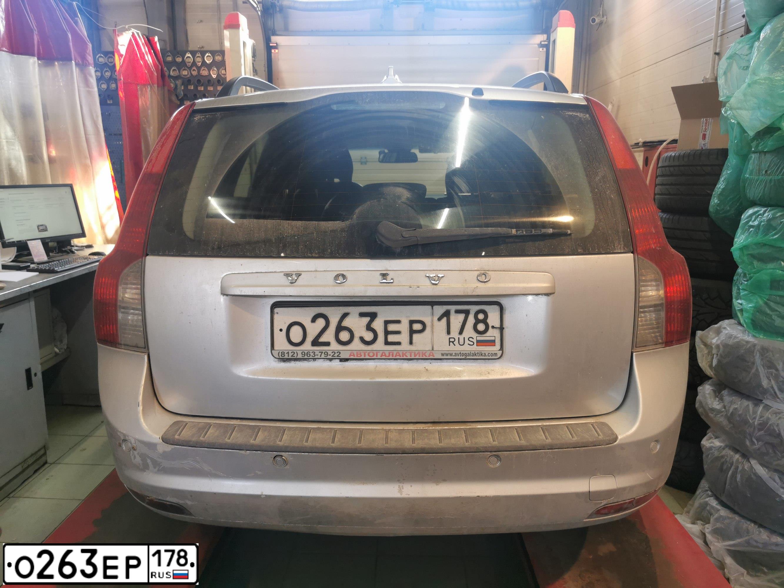 Фото автомобиля VOLVO V50, 2009 — госномер Р133ЕН198. Цвет: Серебристый