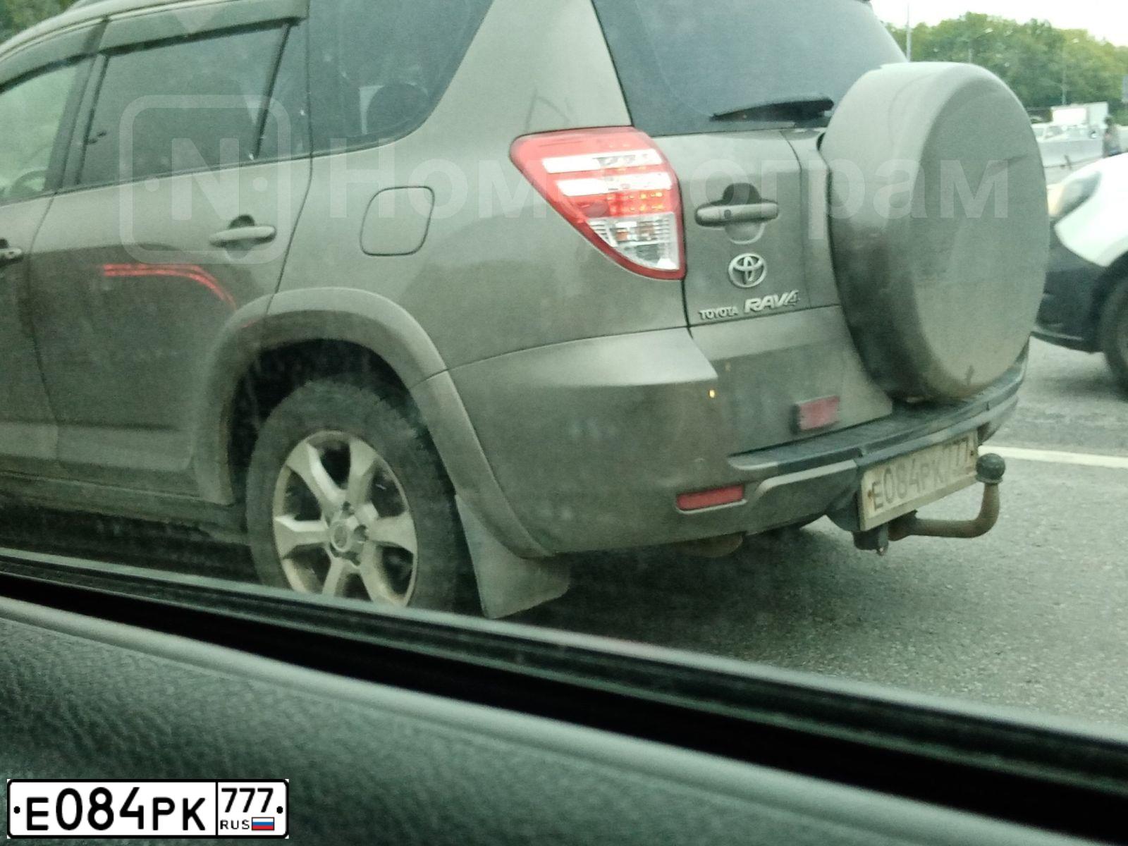 Фото автомобиля TOYOTA RAV4, 2011 — госномер Е084РК777. Цвет: БРОНЗОВЫЙ