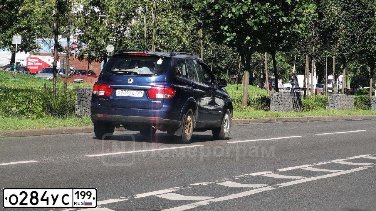 Фото автомобиля SSANGYONG KYRON, 2009 — госномер О284УС199. Цвет: СИНИЙ