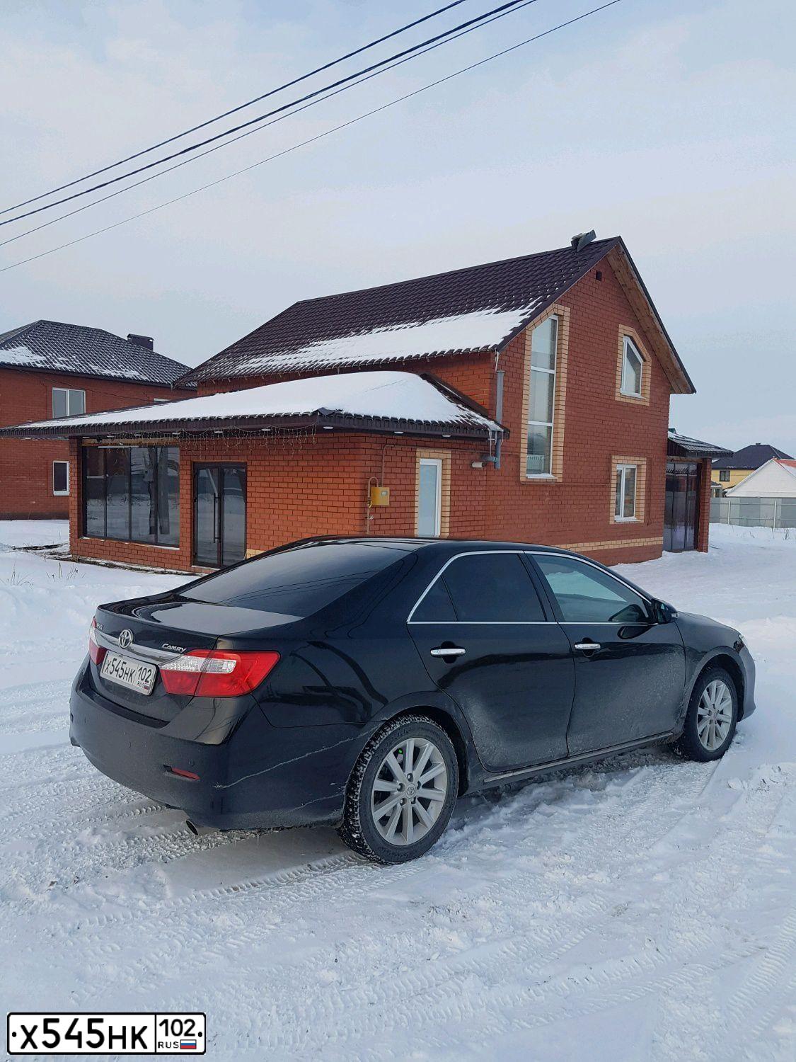 Фото автомобиля ТОЙОТА CAMRY, 2013 — госномер Н654УА702. Цвет: ЧЕРНЫЙ